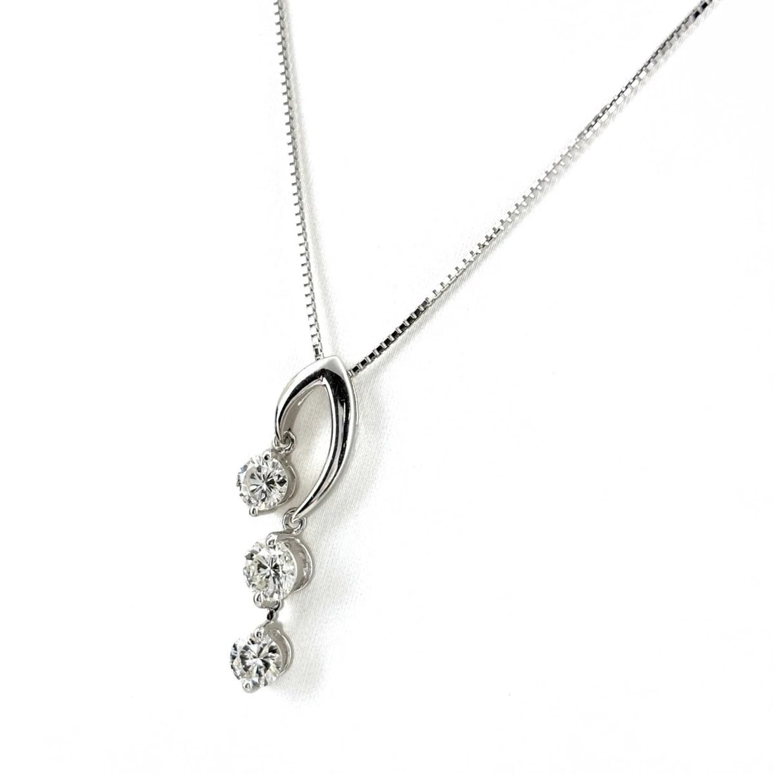 MELEE DIAMOND DESIGN NECKLACE WG PENDANT 750 NECKLACE: Melee Diamond Design Necklace Wg Pendant 750 Necklace Brand: Unbranded Type/Style: Necklace Material: 18K WG, Main Stone Natural Color: WG Size: 27.2x7.8mm(1.1") Accessories: None Accessories Notice: