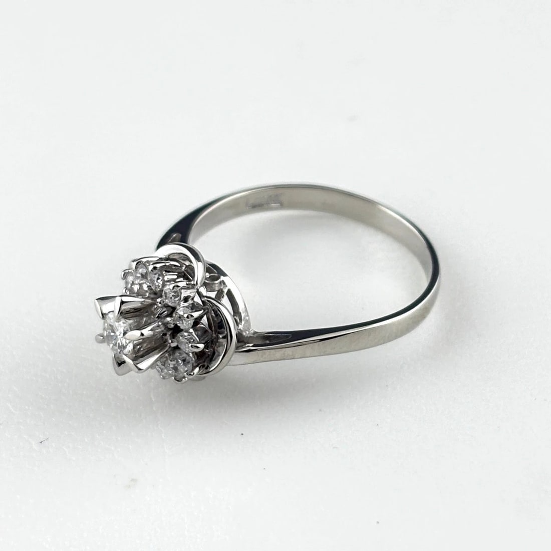 MELEE DIAMOND PLATINUM RING PT900 DIAMOND: Melee Diamond Platinum Ring Pt900 Diamond Brand: Unbranded Type/Style: Ring Material: Pt900, Main Stone Natural Color: None Size: US7 to 7.5 Accessories: None Accessories Notice: When purchasing