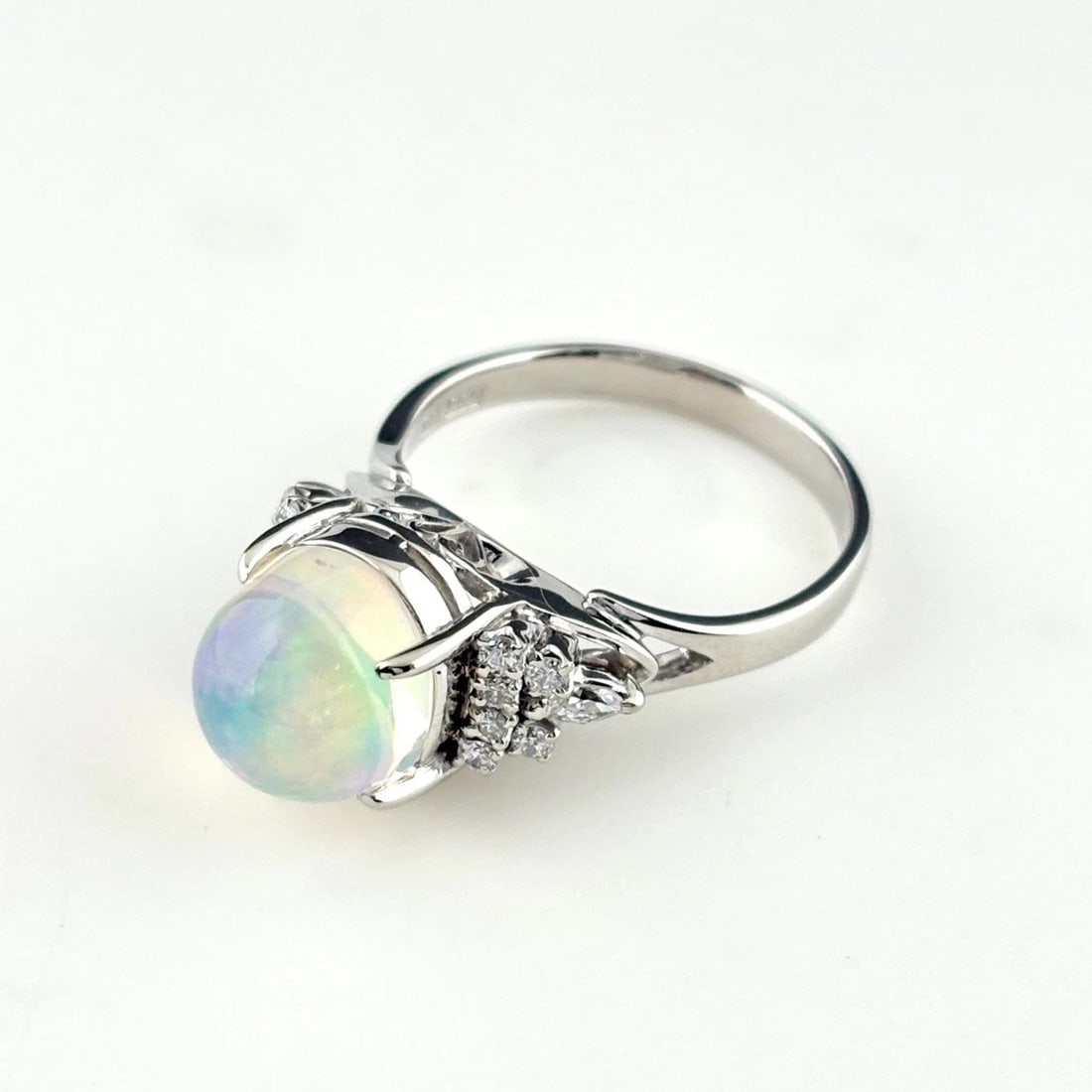 OPAL PLATINUM RING MELEE DIAMOND RING PT900: Opal Platinum Ring Melee Diamond Ring Pt900 Brand: Unbranded Type/Style: Ring Material: Pt900, Main Stone Opal /Secondary Stone:Natural Color: None Size: US6 Accessories: None Accessories Notice: