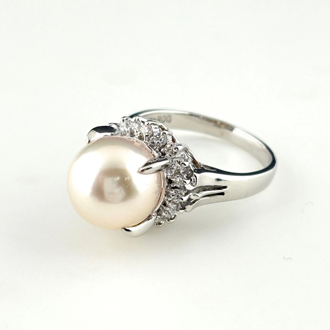 PEARL DESIGN RING PLATINUM MELEE DIAMOND PEARL RING: Pearl Design Ring Platinum Melee Diamond Pearl Ring Brand: Unbranded Type/Style: Ring Material: Pt900, Main Stone Pearl /Secondary Stone:Natural Color: None Size: US5.5 Accessories: None Accessories