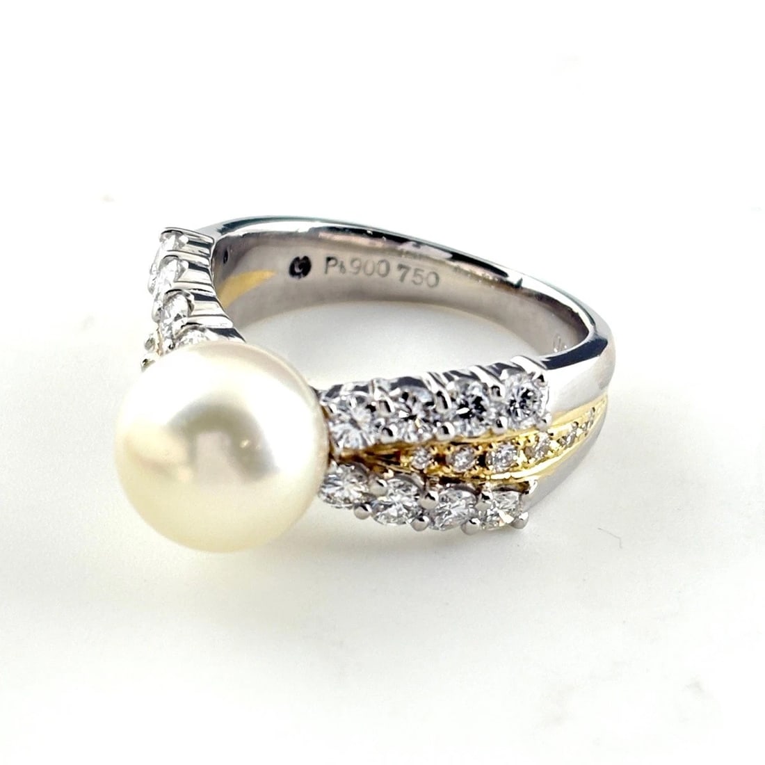 PEARL DESIGN RING PLATINUM YG MELEE DIAMOND RING: Pearl Design Ring Platinum Yg Melee Diamond Ring Brand: Unbranded Type/Style: Ring Material: Pt900, Main Stone Pearl /Secondary Stone:Natural Color: None Size: US6.5 Accessories: None Accessories