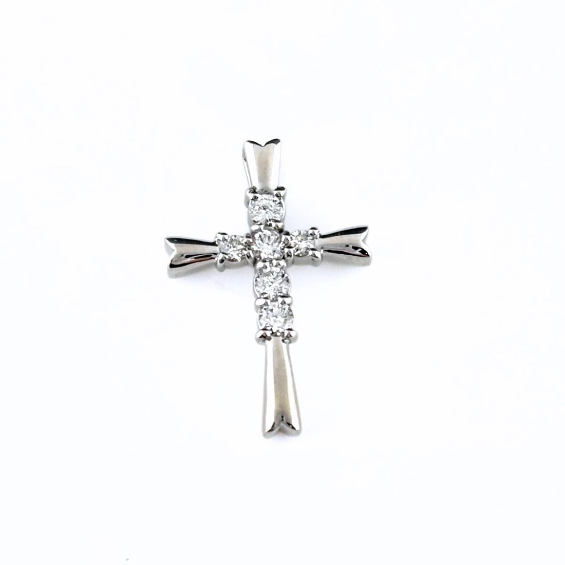 CROSS MOTIF PENDANT HEAD WG CROSS MELEE DIAMOND: Cross Motif Pendant Head Wg Cross Melee Diamond Brand: Unbranded Type/Style: Pendant Head Material: 18K WG, Main Stone Natural Color: WG Size: 22.0x15.4mm(0.9") Accessories: None Accessories Notice: