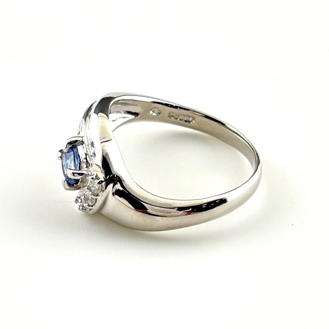 SAPPHIRE DESIGN RING PLATINUM MELEE DIAMOND RING PT850: Sapphire Design Ring Platinum Melee Diamond Ring Pt850 Brand: Unbranded Type/Style: Ring Material: Pt850, Main Stone Sapphire /Secondary Stone:Natural Color: None Size: US6.5 to 7 Accessories: Non