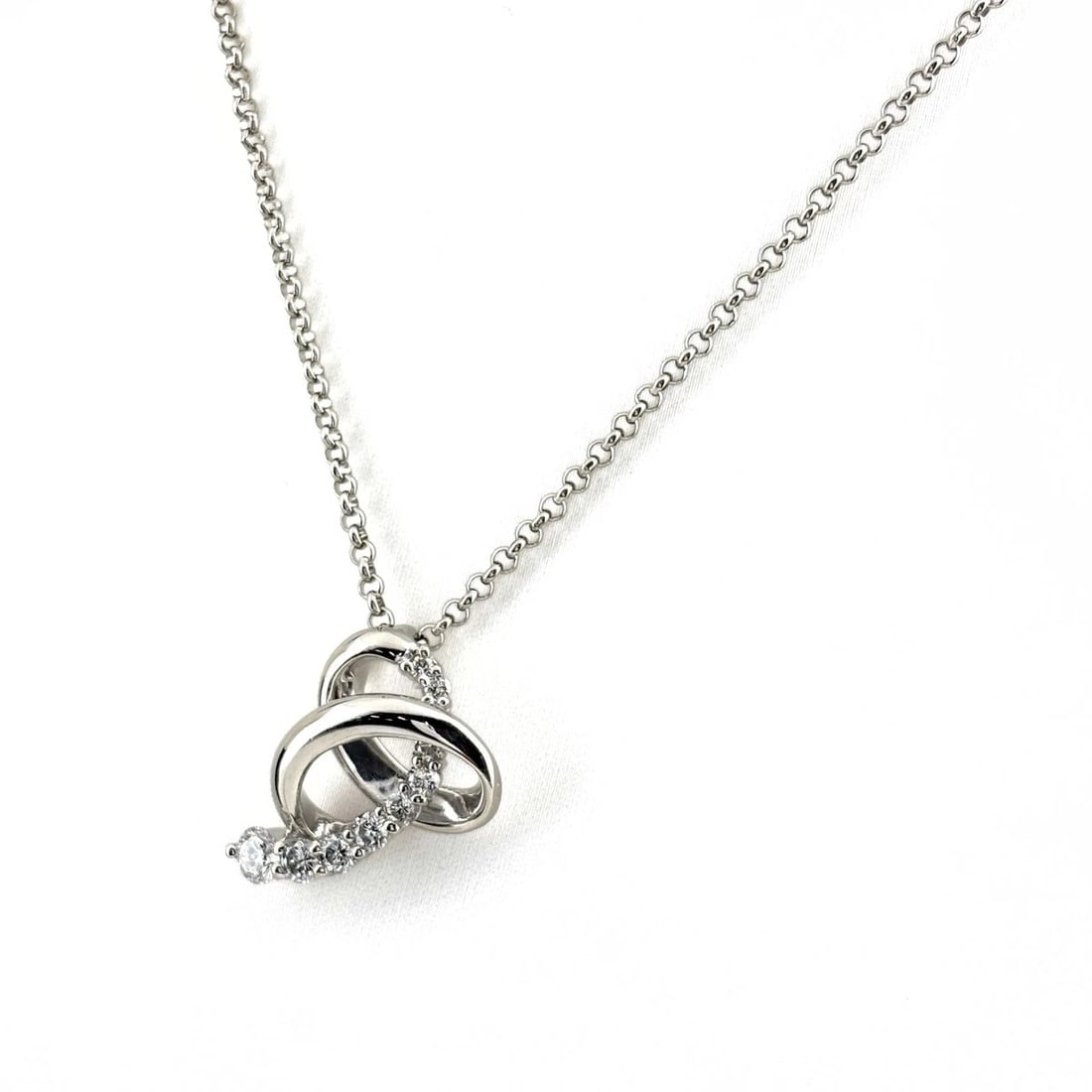 MELEE DIAMOND DESIGN NECKLACE PLATINUM PENDANT NECKLACE: Melee Diamond Design Necklace Platinum Pendant Necklace Brand: Unbranded Type/Style: Necklace Material: Pt900, Main Stone Natural Color: None Size: 20.2x15.5mm(0.8") Accessories: None Acce