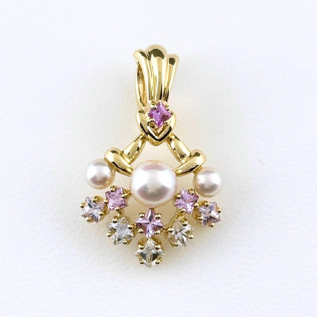 JEUNET PEARL PENDANT HEAD YG SAPPHIRE 750 YG: Jeunet Pearl Pendant Head Yg Sapphire 750 Yg Brand: Jeunet Type/Style: Pendant Head Material: 750, Main Stone Sapphire /Secondary Stone:Natural Color: None Size: 29.0x18.7mm(1.1") Accessories: Non
