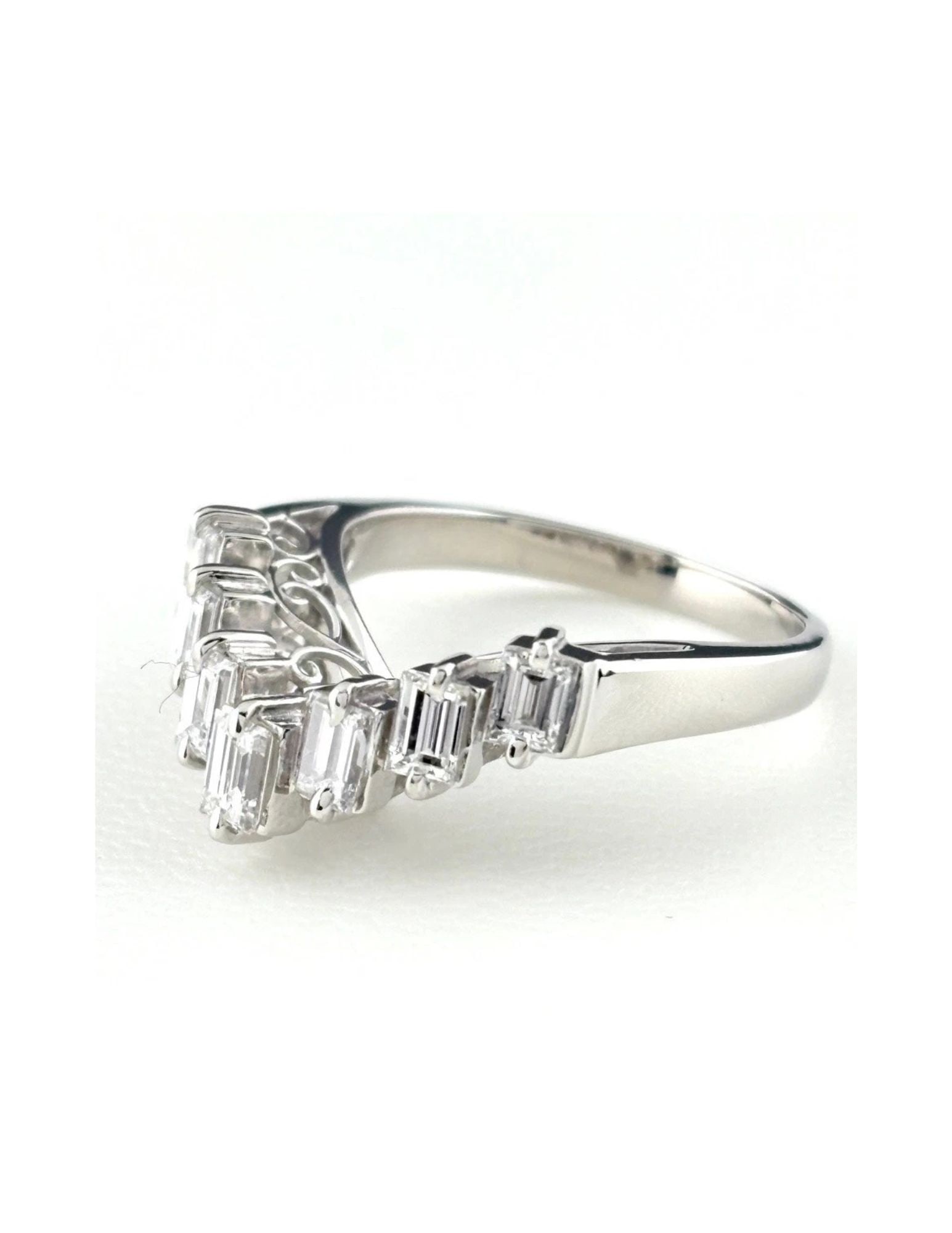 TASAKI MELEE DIAMOND RING PLATINUM RING PT900 DIAMOND: Tasaki Melee Diamond Ring Platinum Ring Pt900 Diamond Brand: TASAKI Type/Style: Ring Material: Pt900, Main Stone Natural Color: None Size: US6 to 6.5 Accessories: None Accessories Notice: When