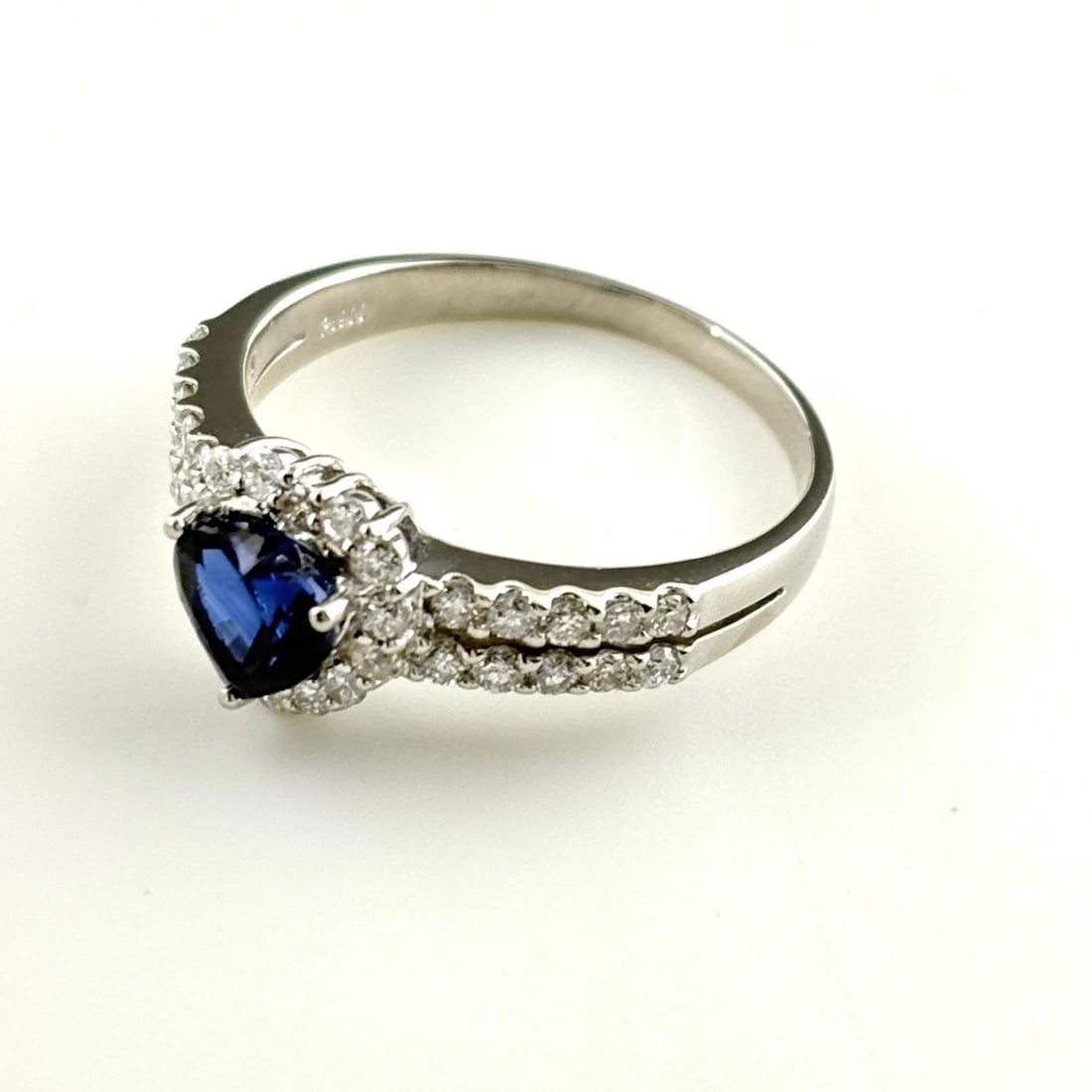 SAPPHIRE DESIGN RING PLATINUM MELEE DIAMOND HEART RING: Sapphire Design Ring Platinum Melee Diamond Heart Ring Brand: Unbranded Type/Style: Ring Material: Pt900, Main Stone Sapphire /Secondary Stone:Natural Color: None Size: US8 Accessories: None