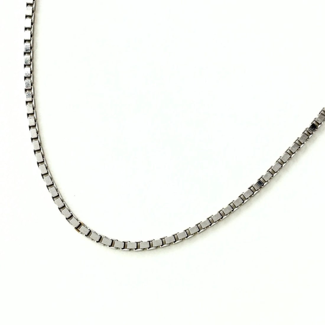 UNOAERRE NECKLACE 750: Unoaerre Necklace 750 Brand: UNOAERRE Type/Style: Necklace Material: 750, Main Stone None Color: None Size: 60cm(23.6") Accessories: None Accessories Notice: When purchasing pre-owned goods, please
