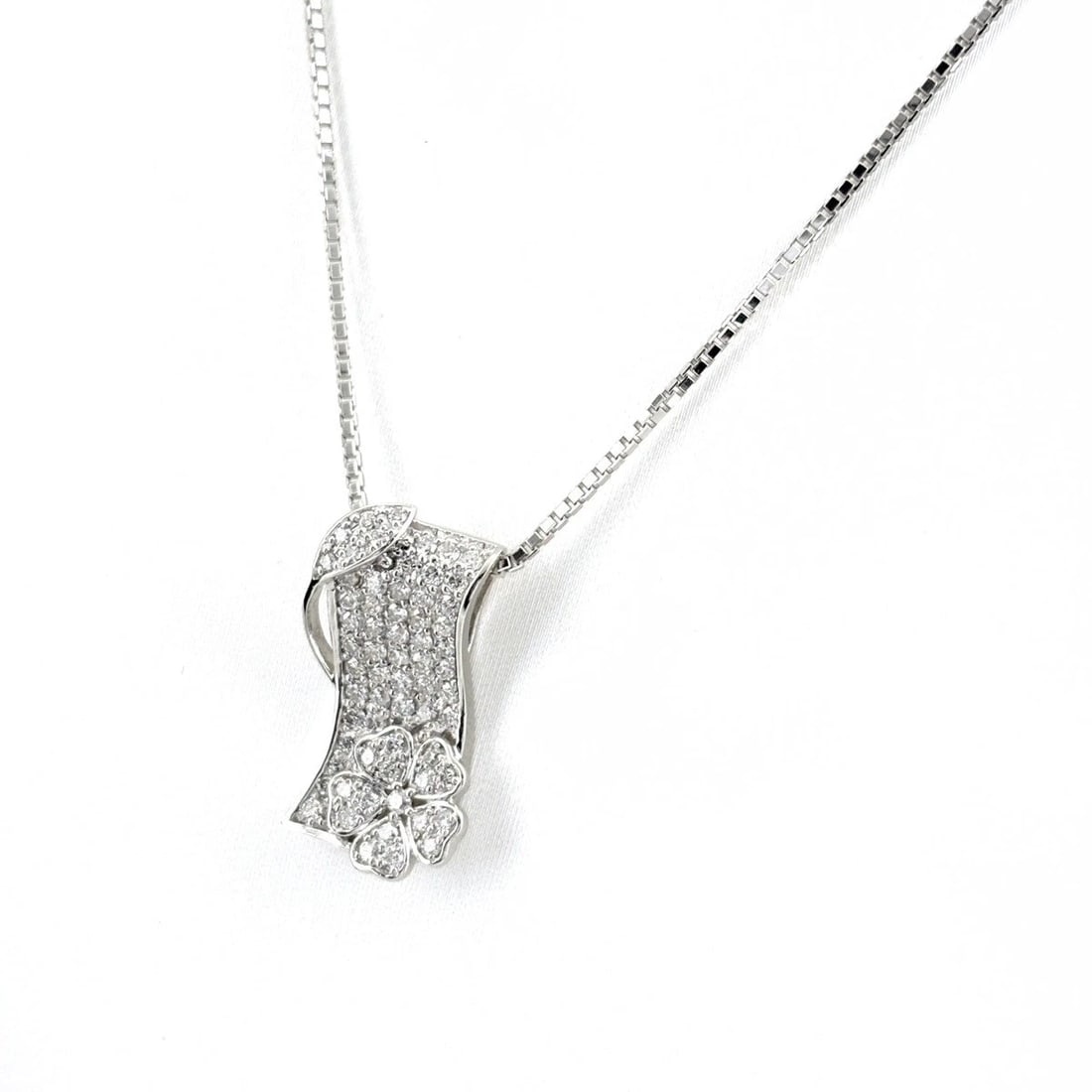 FLOWER MOTIF DESIGN NECKLACE WG PENDANT FLOWER: Flower Motif Design Necklace Wg Pendant Flower Brand: Unbranded Type/Style: Necklace Material: 18K WG, Main Stone Natural Color: WG Size: 45cm(17.7") Accessories: None Accessories Notice: When
