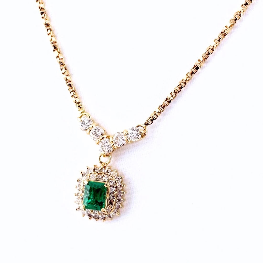 EMERALD DESIGN YG PENDANT MELEE DIAMOND NECKLACE (1 of 3)