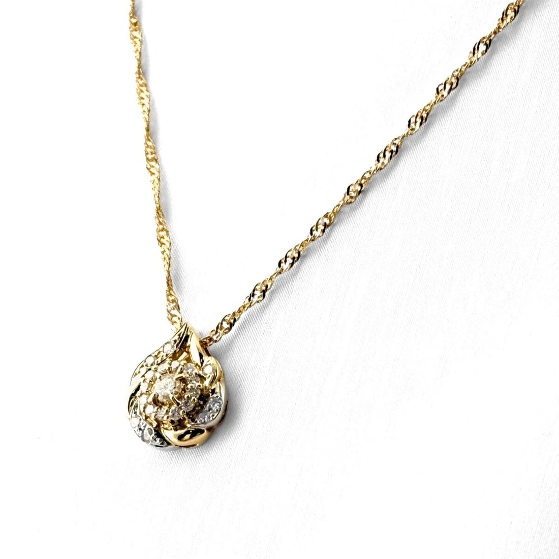 MELEE DIAMOND YG PLATINUM PENDANT NECKLACE: Melee Diamond Yg Platinum Pendant Necklace Brand: Unbranded Type/Style: Necklace Material: 18K YG, Main Stone Natural Color: YG Size: 13.3x10.7mm(0.5") Accessories: None Accessories Notice: When