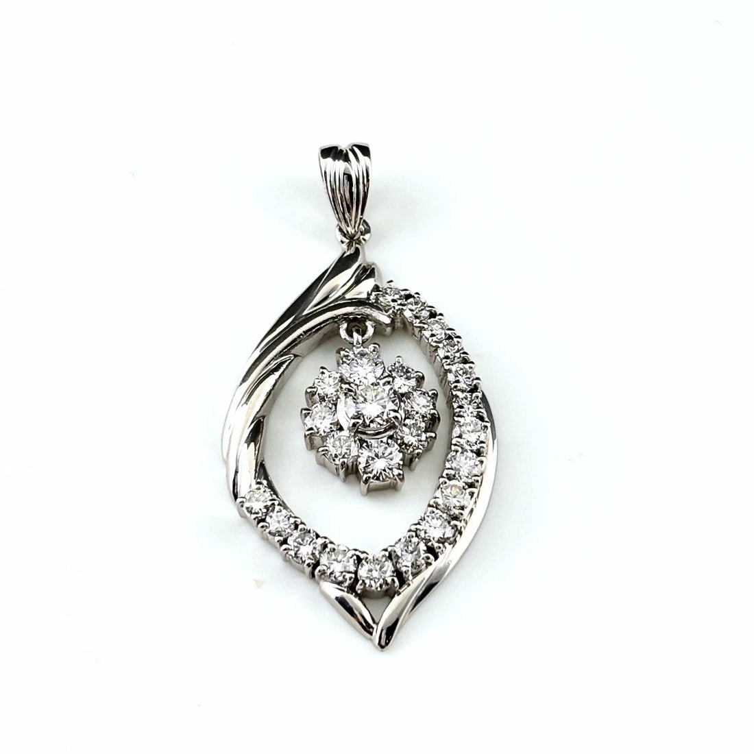MELEE DIAMOND DESIGN PLATINUM PENDANT HEAD: Melee Diamond Design Platinum Pendant Head Brand: Unbranded Type/Style: Pendant Head Material: Pt900, Main Stone Natural Color: None Size: 48.3x24.0mm(1.9") Accessories: None Accessories Notice: When