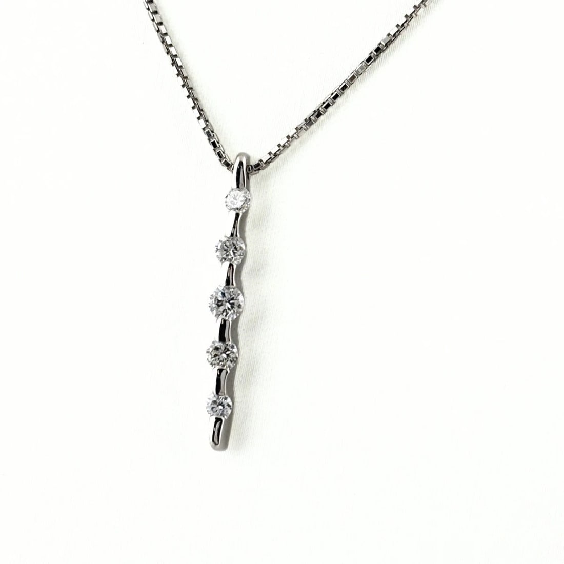 MELEE DIAMOND DESIGN NECKLACE PLATINUM PENDANT NECKLACE: Melee Diamond Design Necklace Platinum Pendant Necklace Brand: Unbranded Type/Style: Necklace Material: Pt900, Main Stone Natural Color: None Size: 27.7x3.1mm(1.1") Accessories: None Accessories