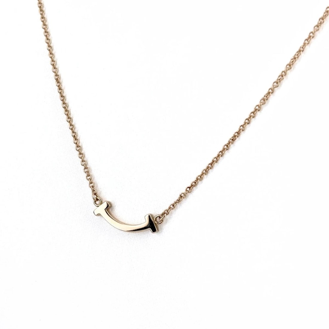 TIFFANY&CO. T SMILE MINI NECKLACE PG PENDANT NECKLACE: Tiffany&Co. T Smile Mini Necklace Pg Pendant Necklace Brand: TIFFANY&Co. Type/Style: Necklace Material: 750PG, Main Stone None Color: PG Size: 4.5x14.3mm(0.2") Accessories: None Accessories Notice: