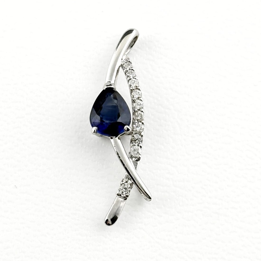 SAPPHIRE DESIGN PENDANT HEAD WG WHITEGOLD MELEE DIAMOND: Sapphire Design Pendant Head Wg Whitegold Melee Diamond Brand: Unbranded Type/Style: Pendant Head Material: 18K WG, Main Stone Sapphire /Secondary Stone:Natural Color: WG Size: 27.3x6.9mm(1.1")