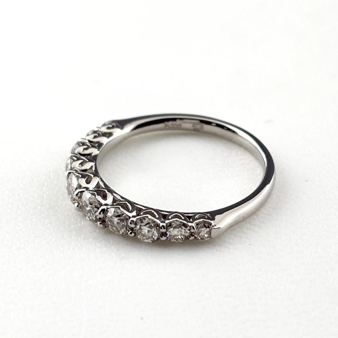 MELEE DIAMOND PLATINUM RING PT900 DIAMOND: Melee Diamond Platinum Ring Pt900 Diamond Brand: Unbranded Type/Style: Ring Material: Pt900, Main Stone Natural Color: None Size: US6.5 to 7 Accessories: None Accessories Notice: When purchasing
