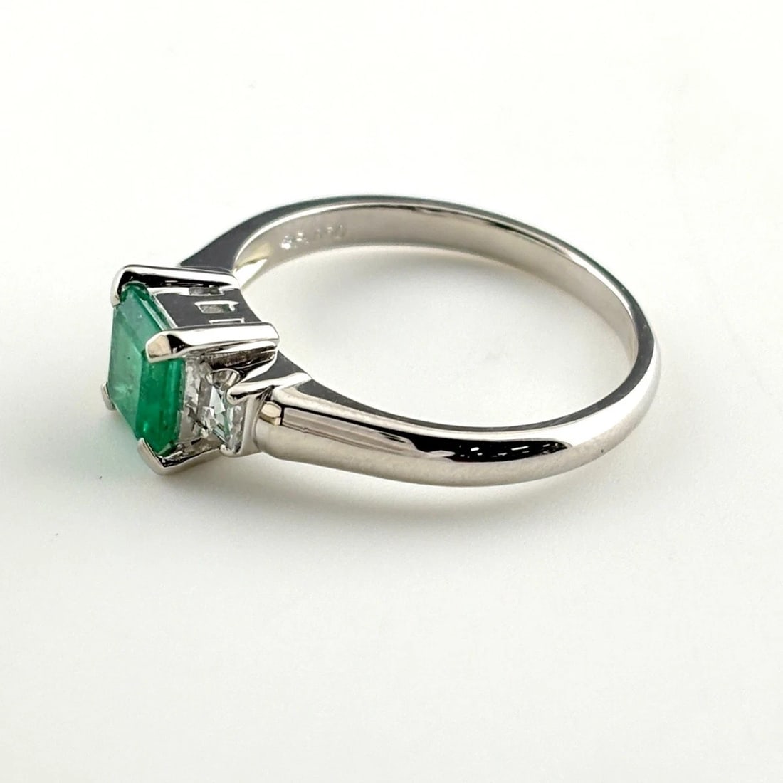 EMERALD DESIGN RING PLATINUM MELEE DIAMOND RING PT850: Emerald Design Ring Platinum Melee Diamond Ring Pt850 Brand: Unbranded Type/Style: Ring Material: Pt850, Main Stone Emerald /Secondary Stone:Natural Color: None Size: US7.5 to 8 Accessories: None