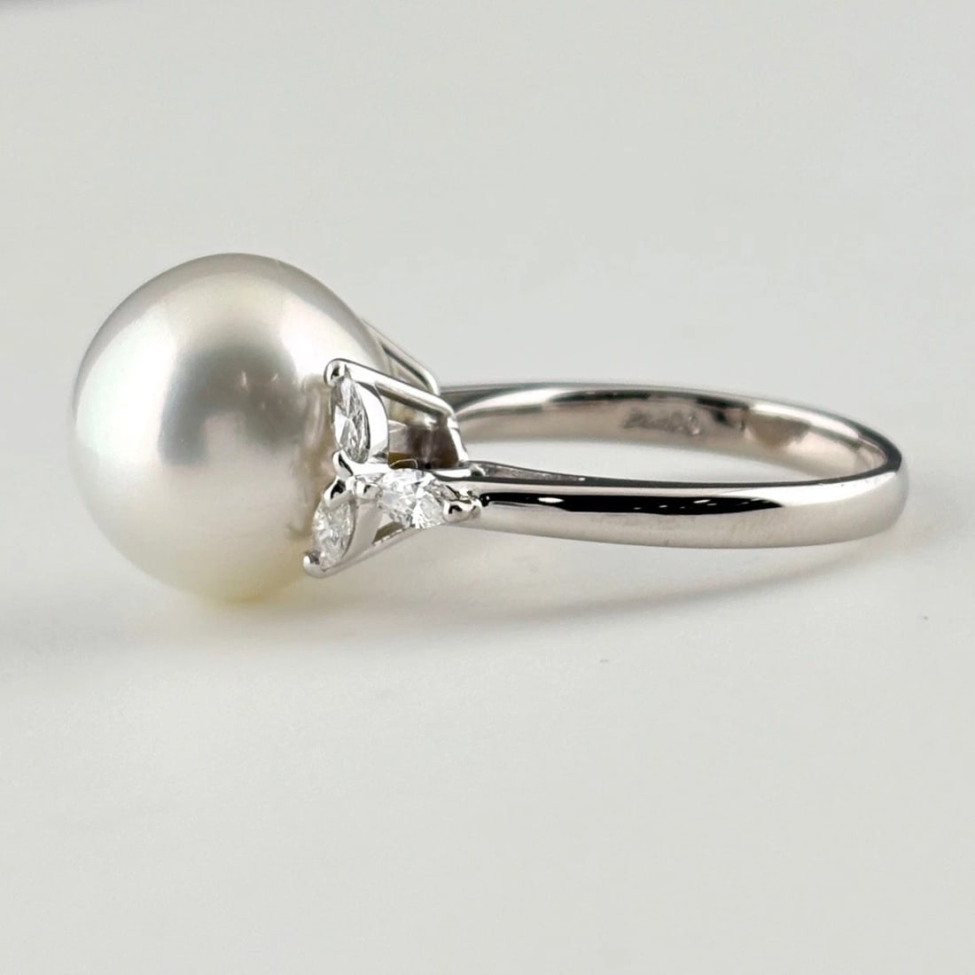 PEARL DESIGN RING PLATINUM MELEE DIAMOND PEARL RING PT900: Pearl Design Ring Platinum Melee Diamond Pearl Ring Pt900 Brand: Unbranded Type/Style: Ring Material: Pt900, Main Stone Pearl /Secondary Stone:Natural Color: None Size: US6 to 6.5 Accessories: None
