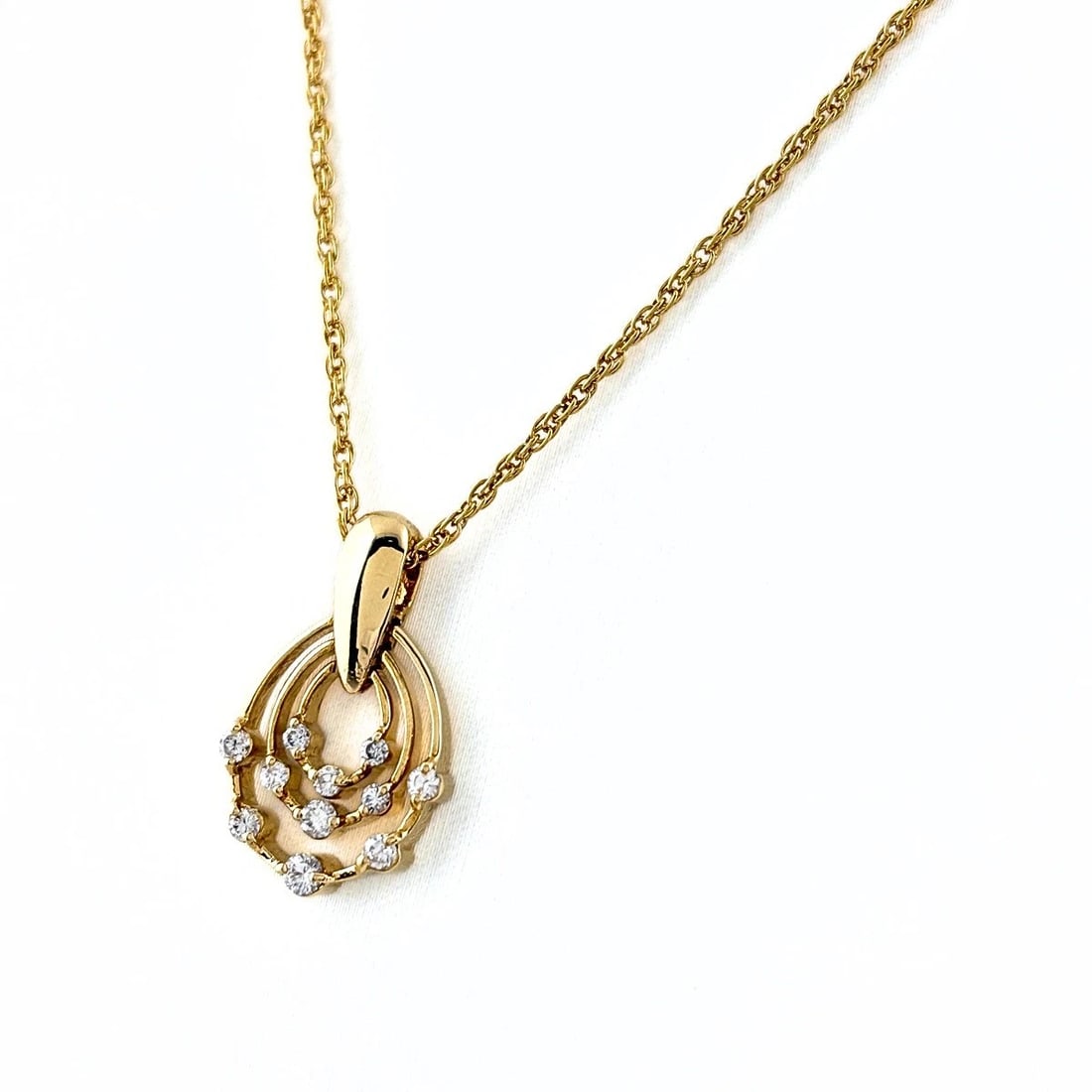 MELEE DIAMOND DESIGN NECKLACE YG PENDANT: Melee Diamond Design Necklace Yg Pendant Brand: Unbranded Type/Style: Necklace Material: 18K YG, Main Stone Natural Color: YG Size: 22.0x13.8mm(0.9") Accessories: None Accessories Notice: When