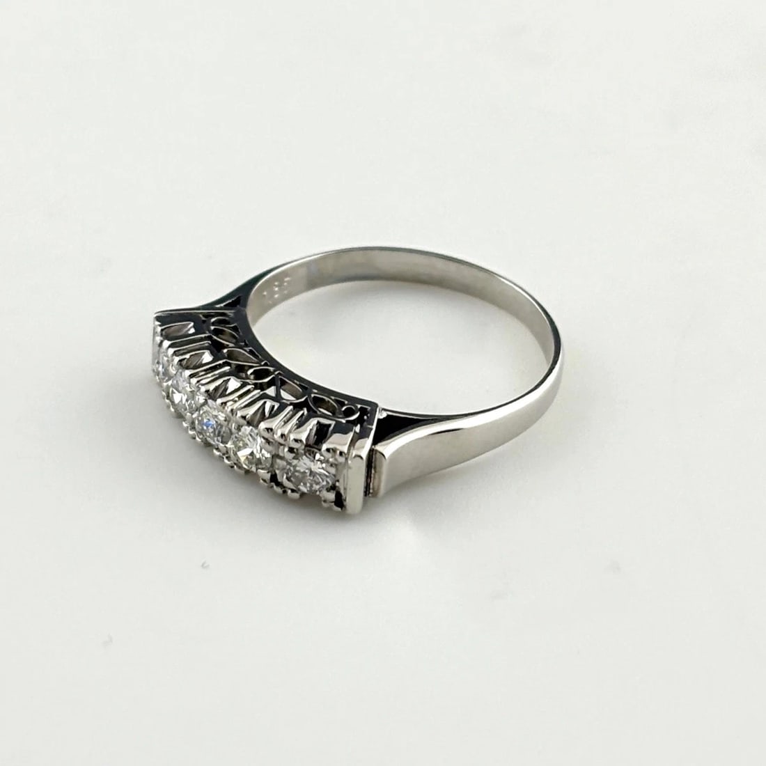 MELEE DIAMOND DESIGN RING PLATINUM RING PT900 DIAMOND: Melee Diamond Design Ring Platinum Ring Pt900 Diamond Brand: Unbranded Type/Style: Ring Material: Pt900, Main Stone Natural Color: None Size: US6 Accessories: None Accessories Notice: When purchasing