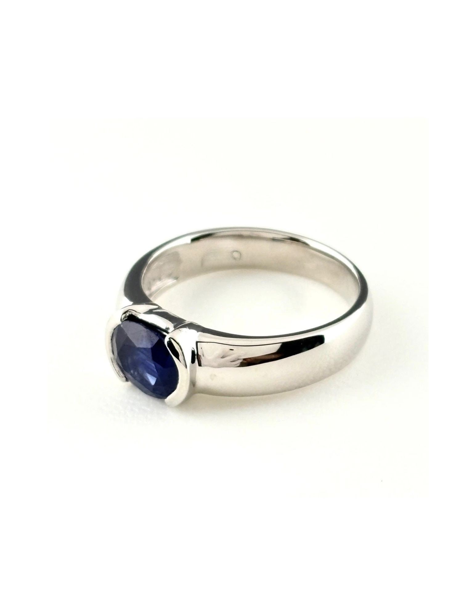 SAPPHIRE DESIGN RING PLATINUM RING PT900: Sapphire Design Ring Platinum Ring Pt900 Brand: Unbranded Type/Style: Ring Material: Pt900, Main Stone Sapphire /Secondary Stone:Natural Color: None Size: US6.5 to 7 Accessories: None Acce