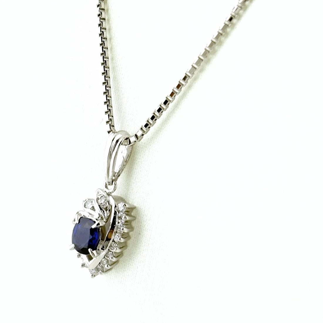 SAPPHIRE PLATINUM PENDANT MELEE DIAMOND NECKLACE: Sapphire Platinum Pendant Melee Diamond Necklace Brand: Unbranded Type/Style: Necklace Material: Pt900, Main Stone Sapphire /Secondary Stone:Natural Color: None Size: 20.0x8.9mm(0.8") Accessories:
