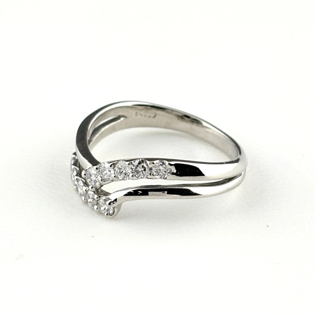 MELEE DIAMOND DESIGN RING PLATINUM RING PT900 DIAMOND: Melee Diamond Design Ring Platinum Ring Pt900 Diamond Brand: Unbranded Type/Style: Ring Material: Pt900, Main Stone Natural Color: None Size: US6.5 to 7 Accessories: None Accessories Notice: When