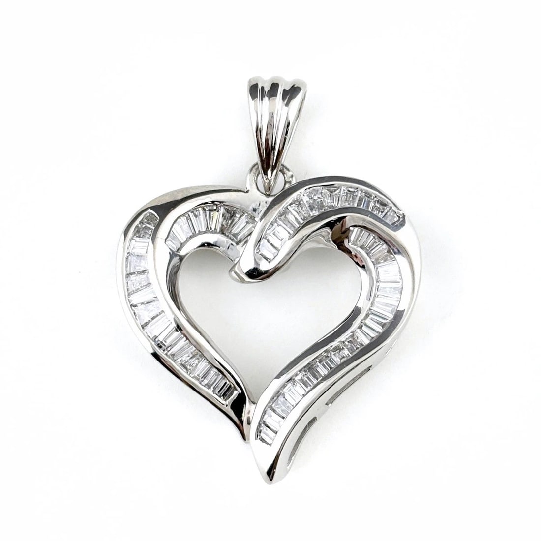 MELEE DIAMOND PLATINUM PENDANT HEAD PT900: Melee Diamond Platinum Pendant Head Pt900 Brand: Unbranded Type/Style: Pendant Head Material: Pt900, Main Stone Natural Color: None Size: 30.2x22.2mm(1.2") Accessories: None Accessories Notice: When