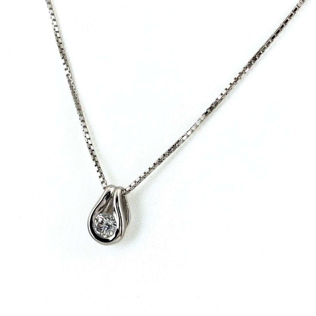DIAMOND PLATINUM PENDANT NECKLACE PT900 PT850: Diamond Platinum Pendant Necklace Pt900 Pt850 Brand: Unbranded Type/Style: Necklace Material: Pt900, Main Stone Natural Color: None Size: 10.6x7.0mm(0.4") Accessories: None Accessories Notice: When
