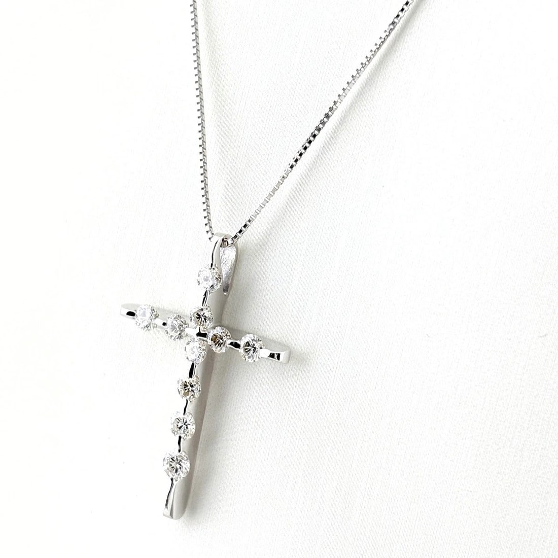 CROSS MOTIF DESIGN NECKLACE WG PENDANT MELEE DIAMOND: Cross Motif Design Necklace Wg Pendant Melee Diamond Brand: Unbranded Type/Style: Necklace Material: 18K WG, Main Stone Natural Color: WG Size: 33.4x21.8mm(1.3") Accessories: None Accessories Notice: