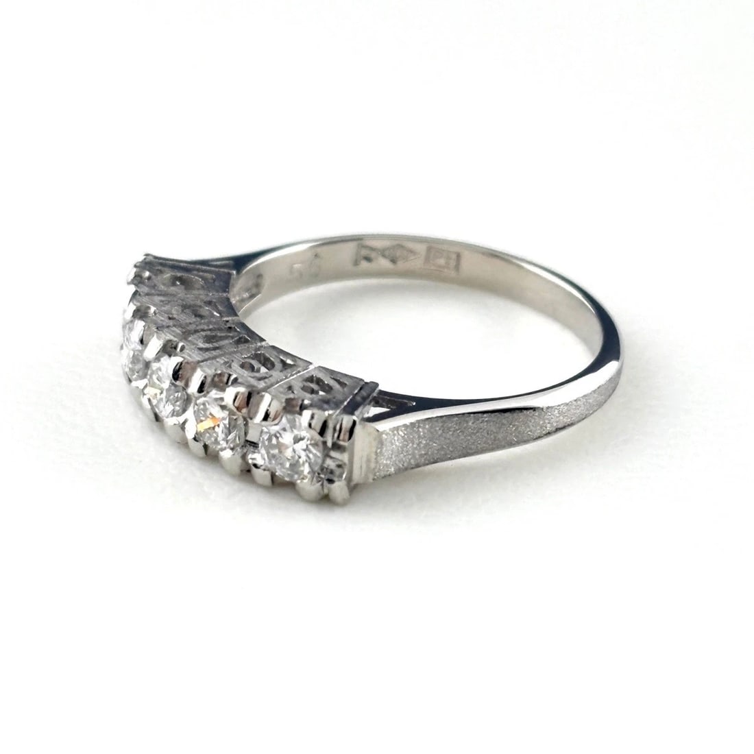 MELEE DIAMOND PLATINUM RING PT900 DIAMOND: Melee Diamond Platinum Ring Pt900 Diamond Brand: Unbranded Type/Style: Ring Material: Pt900, Main Stone Natural Color: None Size: US6.5 to 7 Accessories: None Accessories Notice: When purchasing