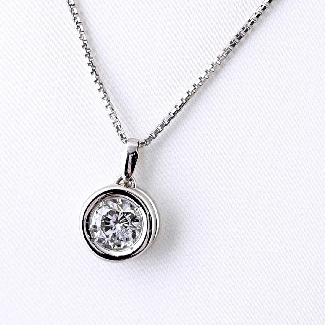 DIAMOND DESIGN NECKLACE PLATINUM PENDANT NECKLACE: Diamond Design Necklace Platinum Pendant Necklace Brand: Unbranded Type/Style: Necklace Material: Pt900, Main Stone Natural Color: None Size: 16.2x10.2mm(0.6") Accessories: None Accessories Notice:
