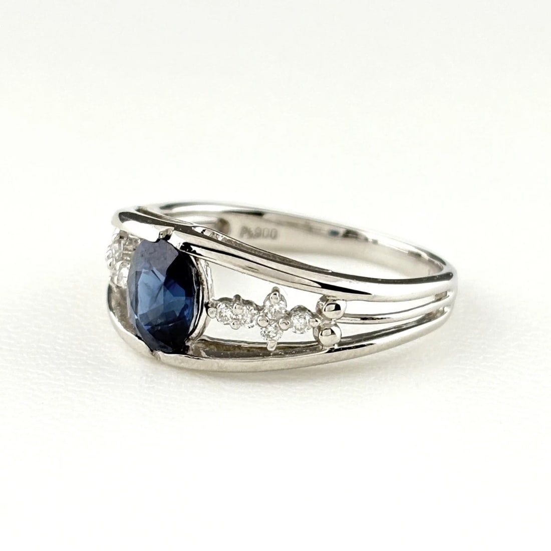 SAPPHIRE DESIGN RING PLATINUM MELEE DIAMOND RING PT900: Sapphire Design Ring Platinum Melee Diamond Ring Pt900 Brand: Unbranded Type/Style: Ring Material: Pt900, Main Stone Sapphire /Secondary Stone:Natural Color: None Size: US8 Accessories: None