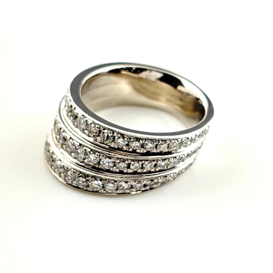 MELEE DIAMOND DESIGN RING PLATINUM RING PT900: Melee Diamond Design Ring Platinum Ring Pt900 Brand: Unbranded Type/Style: Ring Material: Pt900, Main Stone Natural Color: None Size: US7 to 7.5 Accessories: None Accessories Notice: When