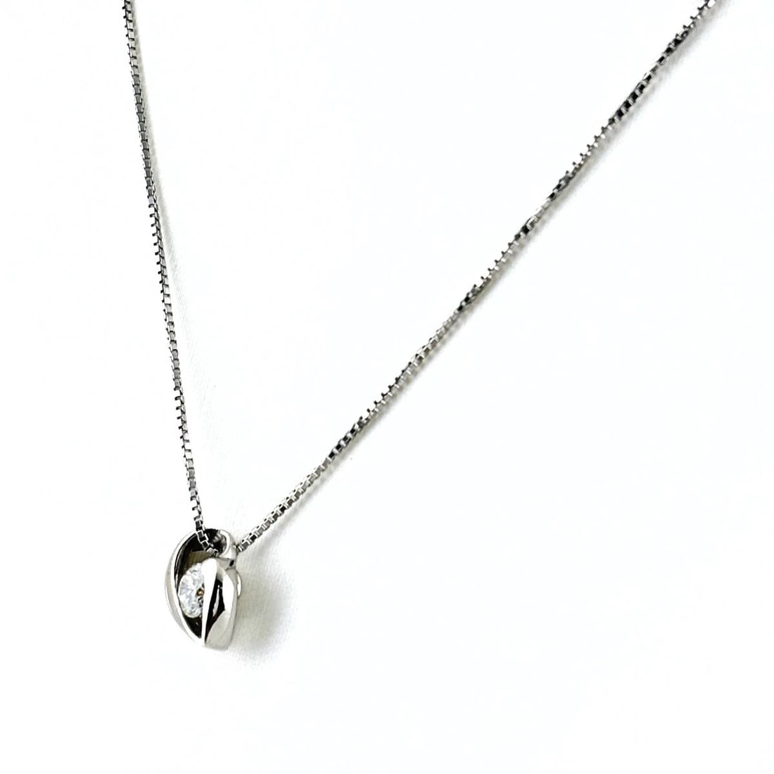 DIAMOND DESIGN NECKLACE PLATINUM PENDANT NECKLACE: Diamond Design Necklace Platinum Pendant Necklace Brand: Unbranded Type/Style: Necklace Material: Pt900, Main Stone Natural Color: None Size: 10.2x9.4mm(0.4") Accessories: None Accessories Notice: