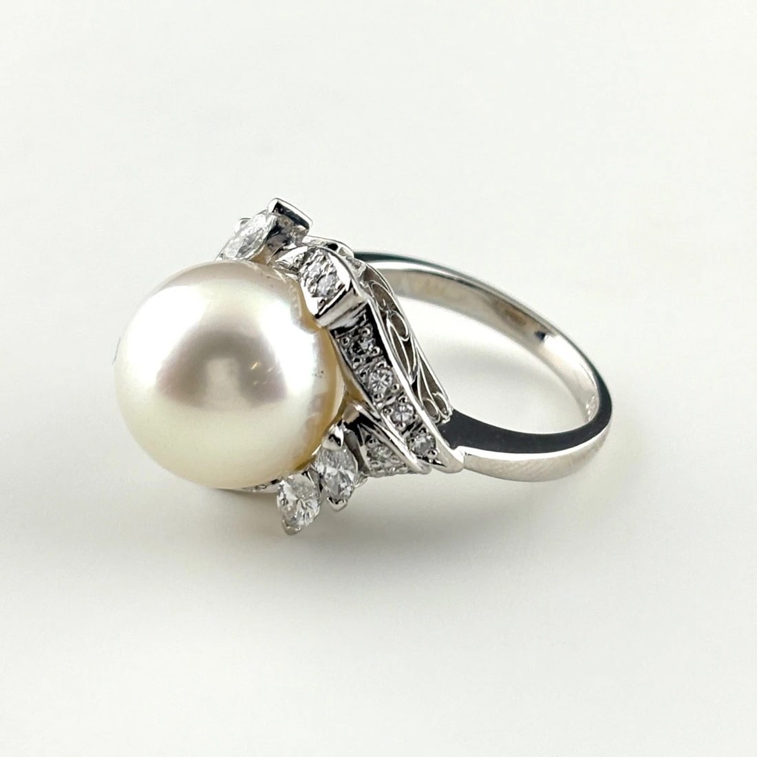PEARL DESIGN RING PLATINUM MELEE DIAMOND PEARL RING PT900: Pearl Design Ring Platinum Melee Diamond Pearl Ring Pt900 Brand: Unbranded Type/Style: Ring Material: Pt900, Main Stone Pearl /Secondary Stone:Natural Color: None Size: US5 Accessories: None