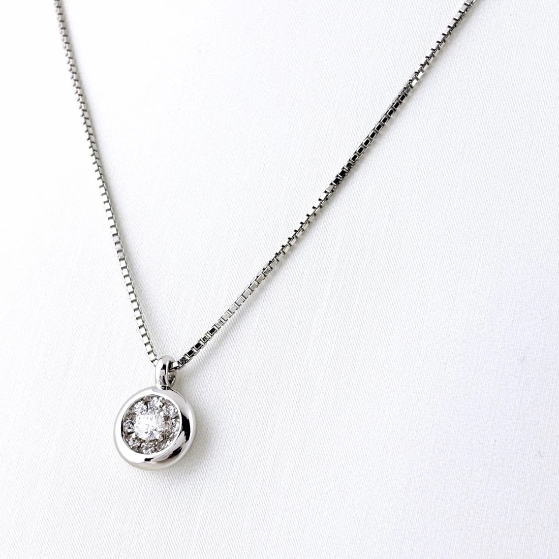 MELEE DIAMOND PENDANT HEAD PLATINUM PENDANT NECKLACE: Melee Diamond Pendant Head Platinum Pendant Necklace Brand: Unbranded Type/Style: Necklace Material: Pt900, Main Stone Natural Color: None Size: 12.9x9.3mm(0.5") Accessories: None Accessor