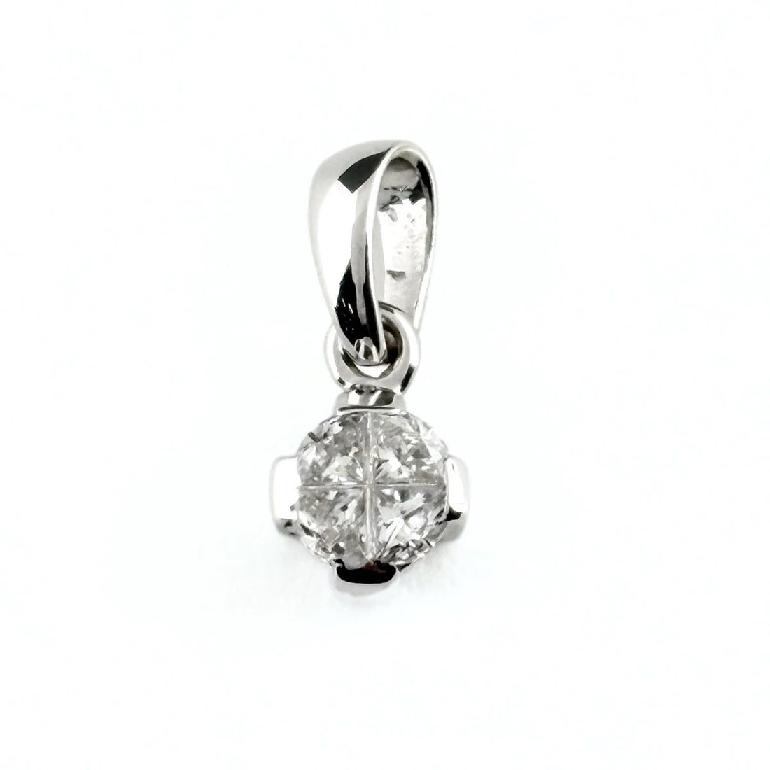 MELEE DIAMOND PENDANT HEAD WG: Melee Diamond Pendant Head Wg Brand: Unbranded Type/Style: Pendant Head Material: 18K WG, Main Stone Natural Color: WG Size: 15.2x6.4mm(0.6") Accessories: None Accessories Notice: When purchasing