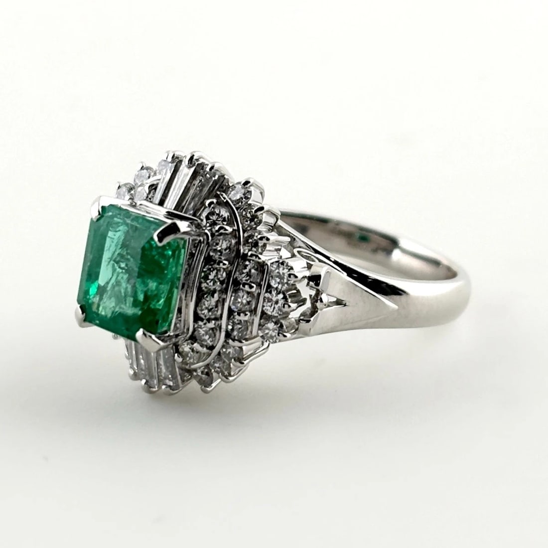 EMERALD DESIGN RING PLATINUM MELEE DIAMOND RING: Emerald Design Ring Platinum Melee Diamond Ring Brand: Unbranded Type/Style: Ring Material: Pt900, Main Stone Emerald /Secondary Stone:Natural Color: None Size: US6.5 Accessories: None Acc