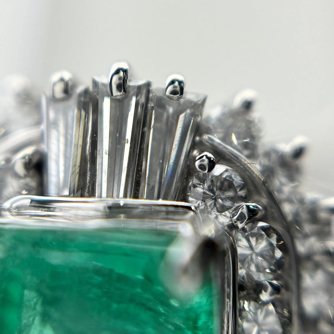 EMERALD DESIGN RING PLATINUM MELEE DIAMOND RING - 3