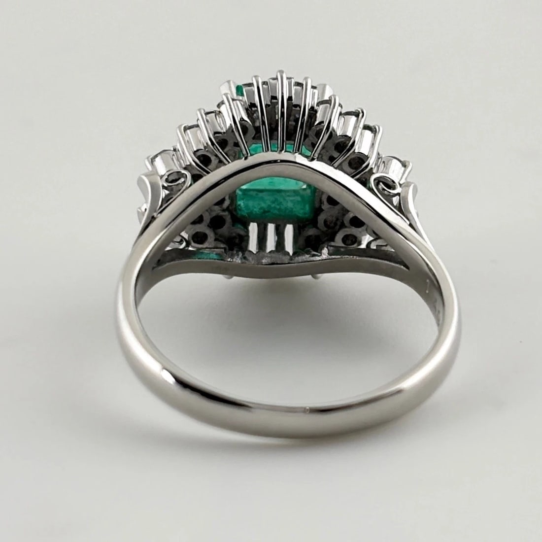 EMERALD DESIGN RING PLATINUM MELEE DIAMOND RING - 4
