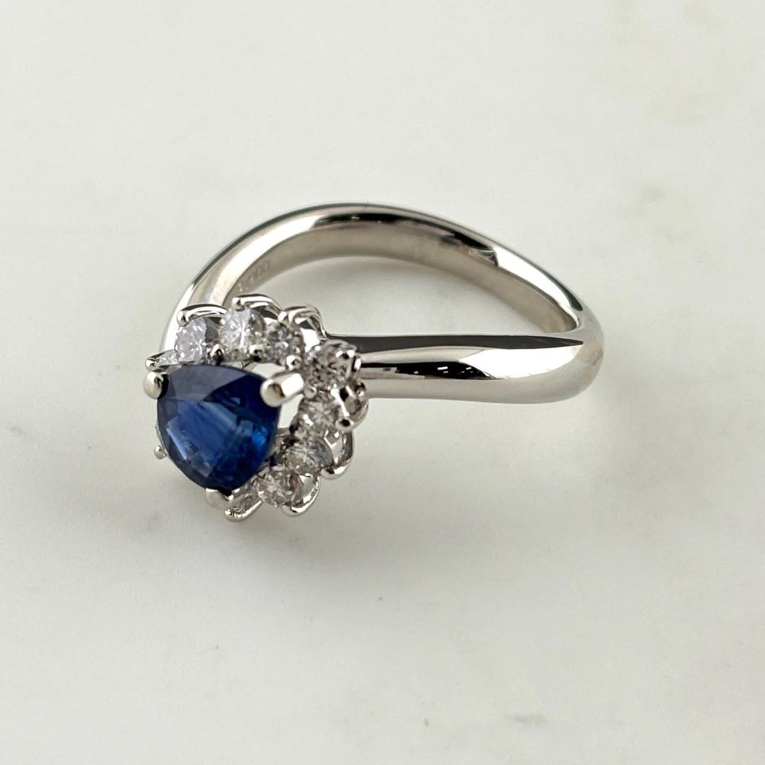 SAPPHIRE PLATINUM RING MELEE DIAMOND RING PT900: Sapphire Platinum Ring Melee Diamond Ring Pt900 Brand: Unbranded Type/Style: Ring Material: Pt900, Main Stone Sapphire /Secondary Stone:Natural Color: None Size: US6 to 6.5 Accessories: None <