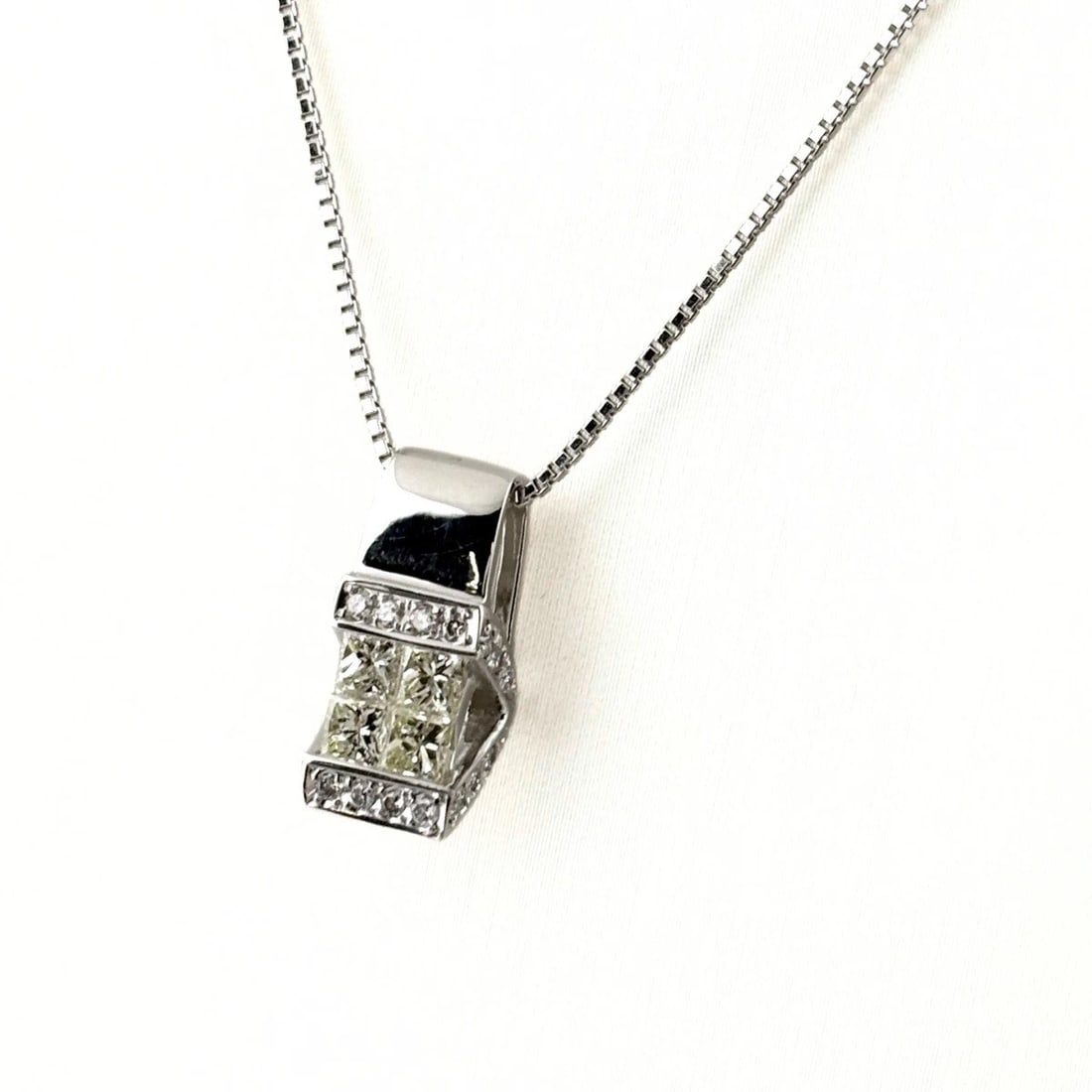 MELEE DIAMOND DESIGN NECKLACE WG PENDANT NECKLACE (1 of 3)