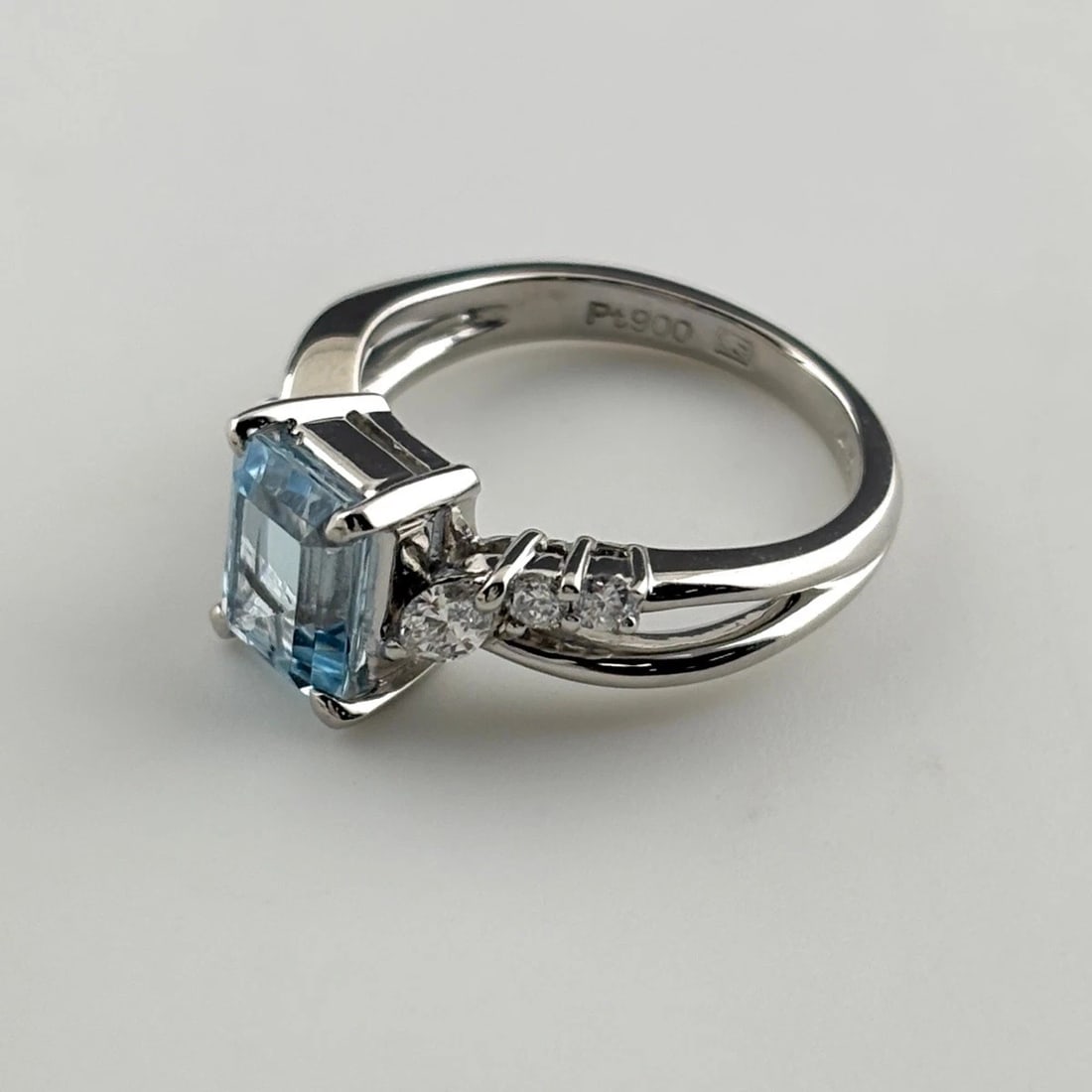AQUAMARINE DESIGN RING PLATINUM MELEE DIAMOND RING: Aquamarine Design Ring Platinum Melee Diamond Ring Brand: Unbranded Type/Style: Ring Material: Pt900, Main Stone Aquamarine /Secondary Stone:Natural Color: None Size: US6 Accessories: None