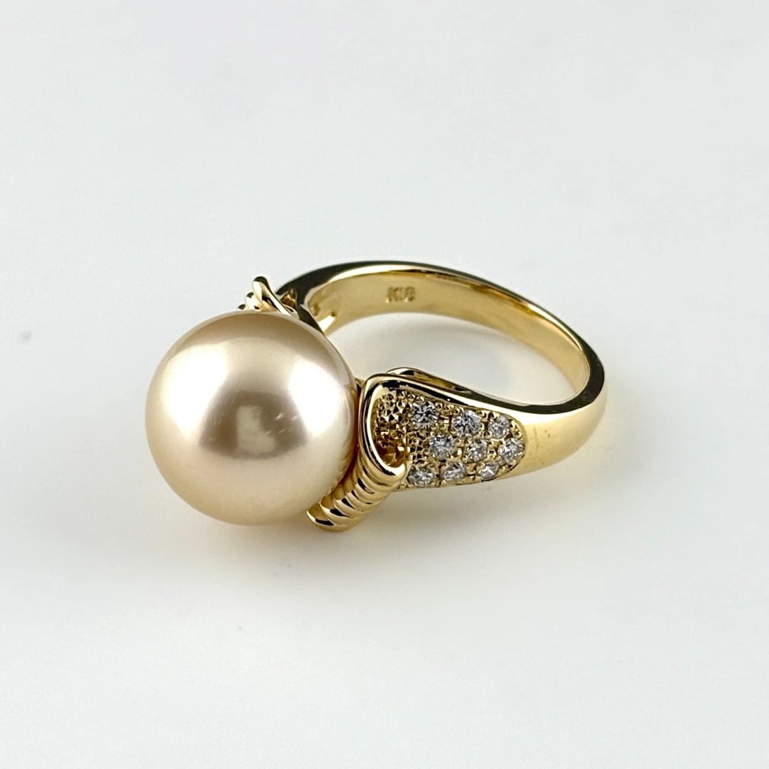 PEARL DESIGN RING YG RING MELEE DIAMOND RING: Pearl Design Ring Yg Ring Melee Diamond Ring Brand: Unbranded Type/Style: Ring Material: 18K YG, Main Stone Pearl /Secondary Stone:Natural Color: YG Size: US6.5 Accessories: None Accessori