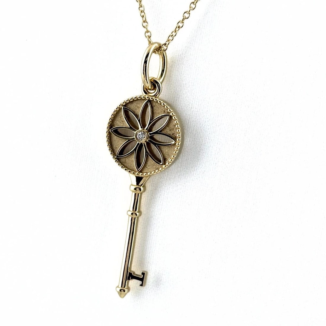 TIFFANY&CO. DAISY KEY NECKLACE YG PENDANT MELEE DIAMOND: Tiffany&Co. Daisy Key Necklace Yg Pendant Melee Diamond Brand: TIFFANY&Co. Type/Style: Necklace Material: 750YG, Main Stone Natural Color: YG Size: 38.8x12.0mm(1.5") Accessories: None Acce