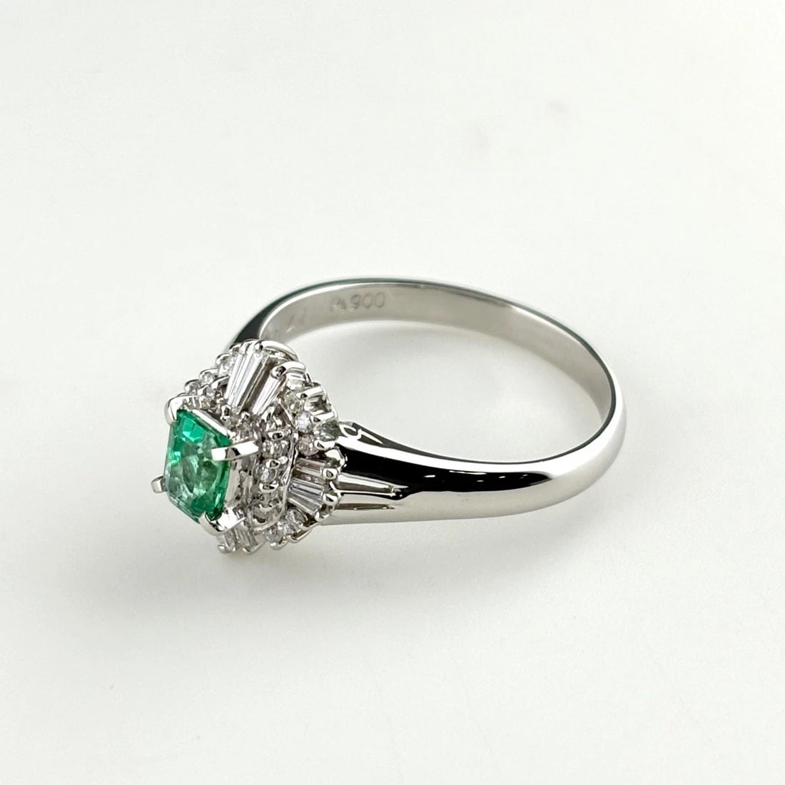 EMERALD DESIGN RING PLATINUM MELEE DIAMOND RING PT900: Emerald Design Ring Platinum Melee Diamond Ring Pt900 Brand: Unbranded Type/Style: Ring Material: Pt900, Main Stone Emerald /Secondary Stone:Natural Color: None Size: US8 Accessories: None