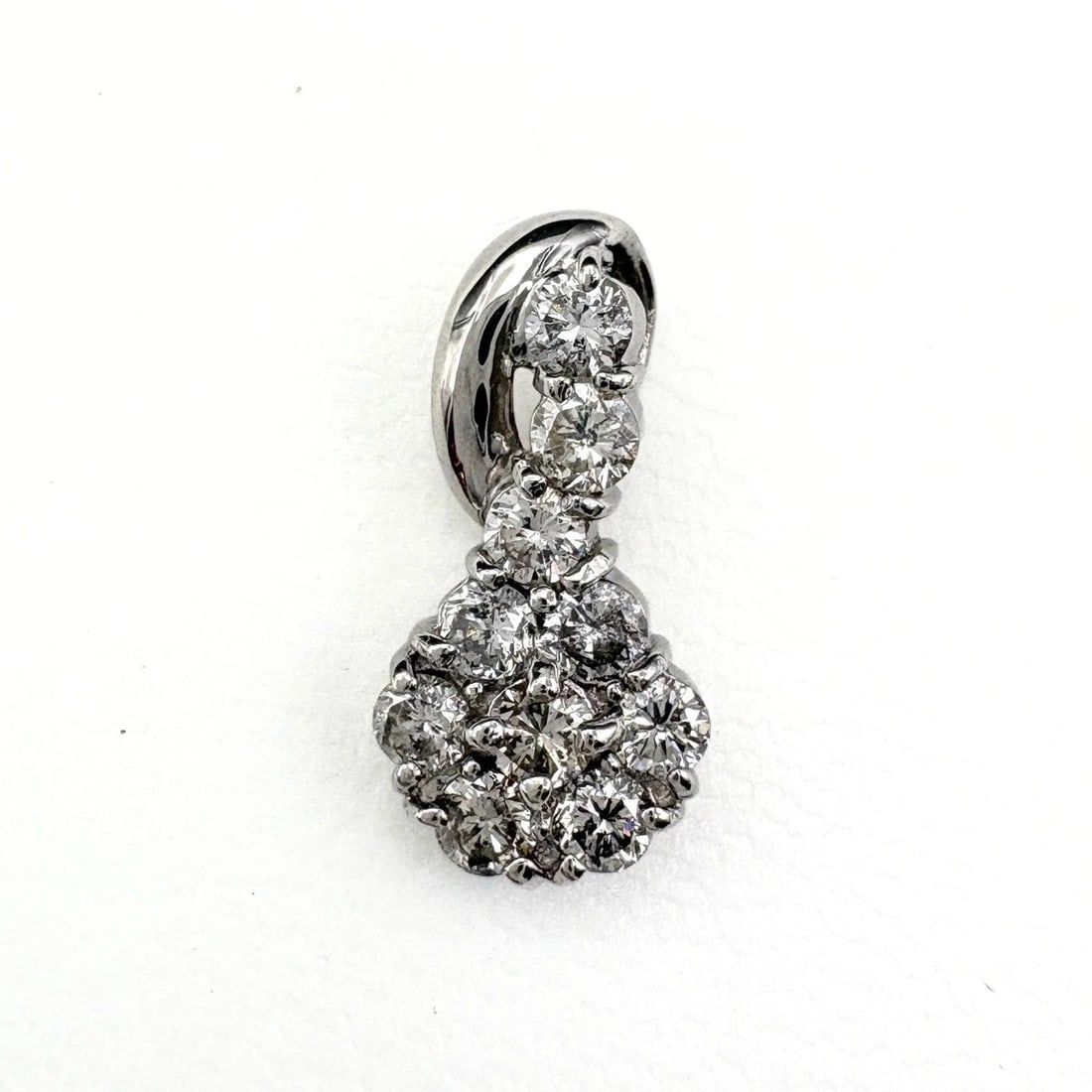 MELEE DIAMOND PENDANT HEAD PLATINUM PT900 DIAMOND: Melee Diamond Pendant Head Platinum Pt900 Diamond Brand: Unbranded Type/Style: Pendant Head Material: Pt900, Main Stone Natural Color: None Size: 15.2x7.2mm(0.6") Accessories: None Accesso