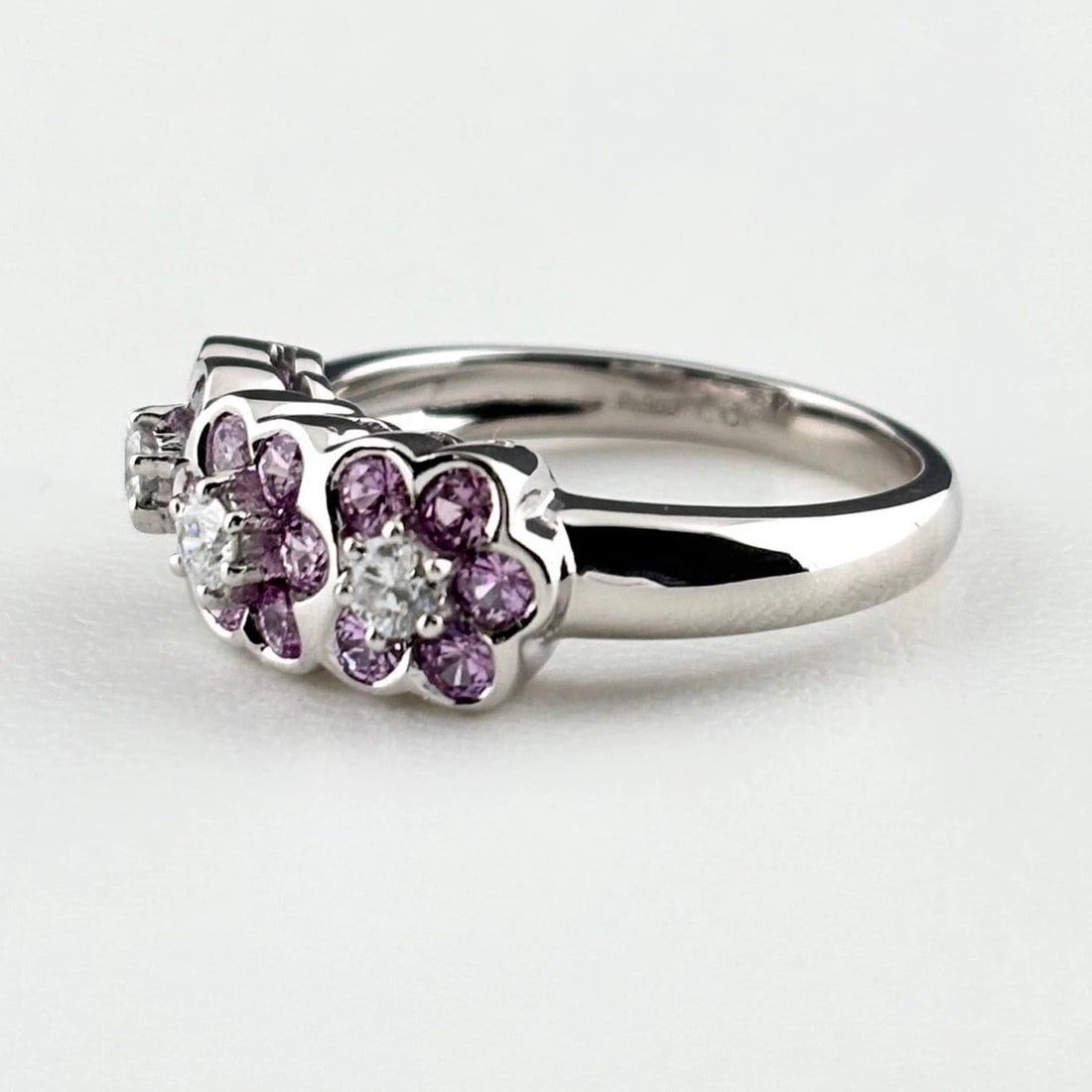 FLOWER MOTIF DESIGN RING PLATINUM MELEE DIAMOND RING: Flower Motif Design Ring Platinum Melee Diamond Ring Brand: Unbranded Type/Style: Ring Material: Pt900, Main Stone Natural Color: None Size: US7 to 7.5 Accessories: None Accessories Notice