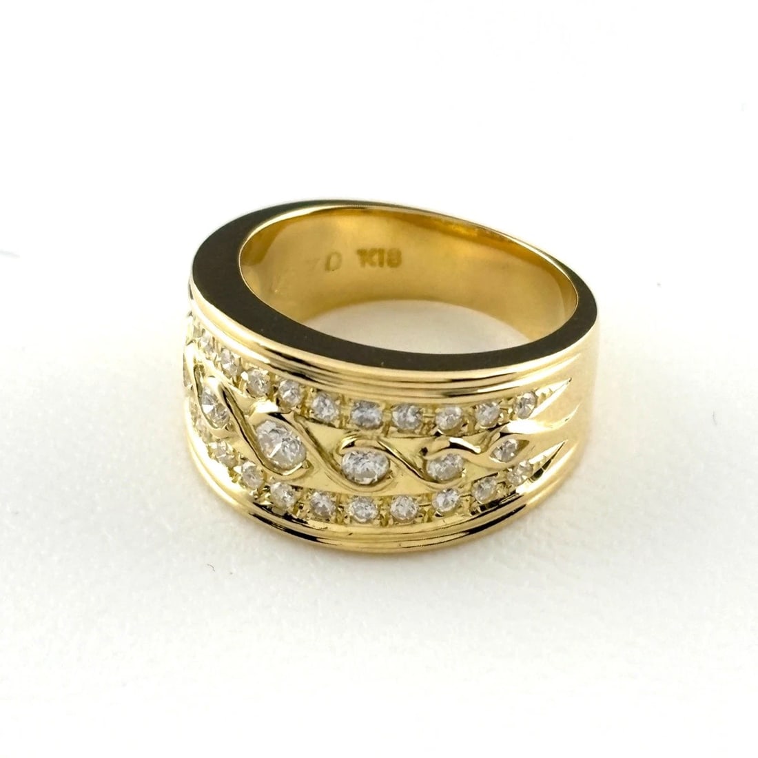 MELEE DIAMOND YG RING 18K DIAMOND: Melee Diamond Yg Ring 18K Diamond Brand: Unbranded Type/Style: Ring Material: 18K YG, Main Stone Natural Color: YG Size: US3 Accessories: None Accessories Notice: When purchasing pre-owned